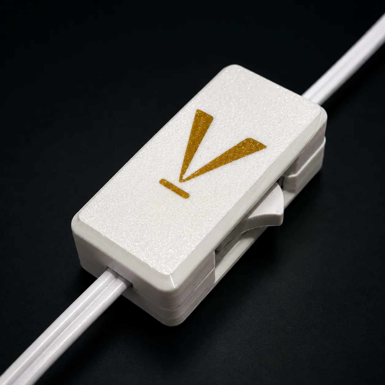Interruptor VELLUM com símbolo V dourado